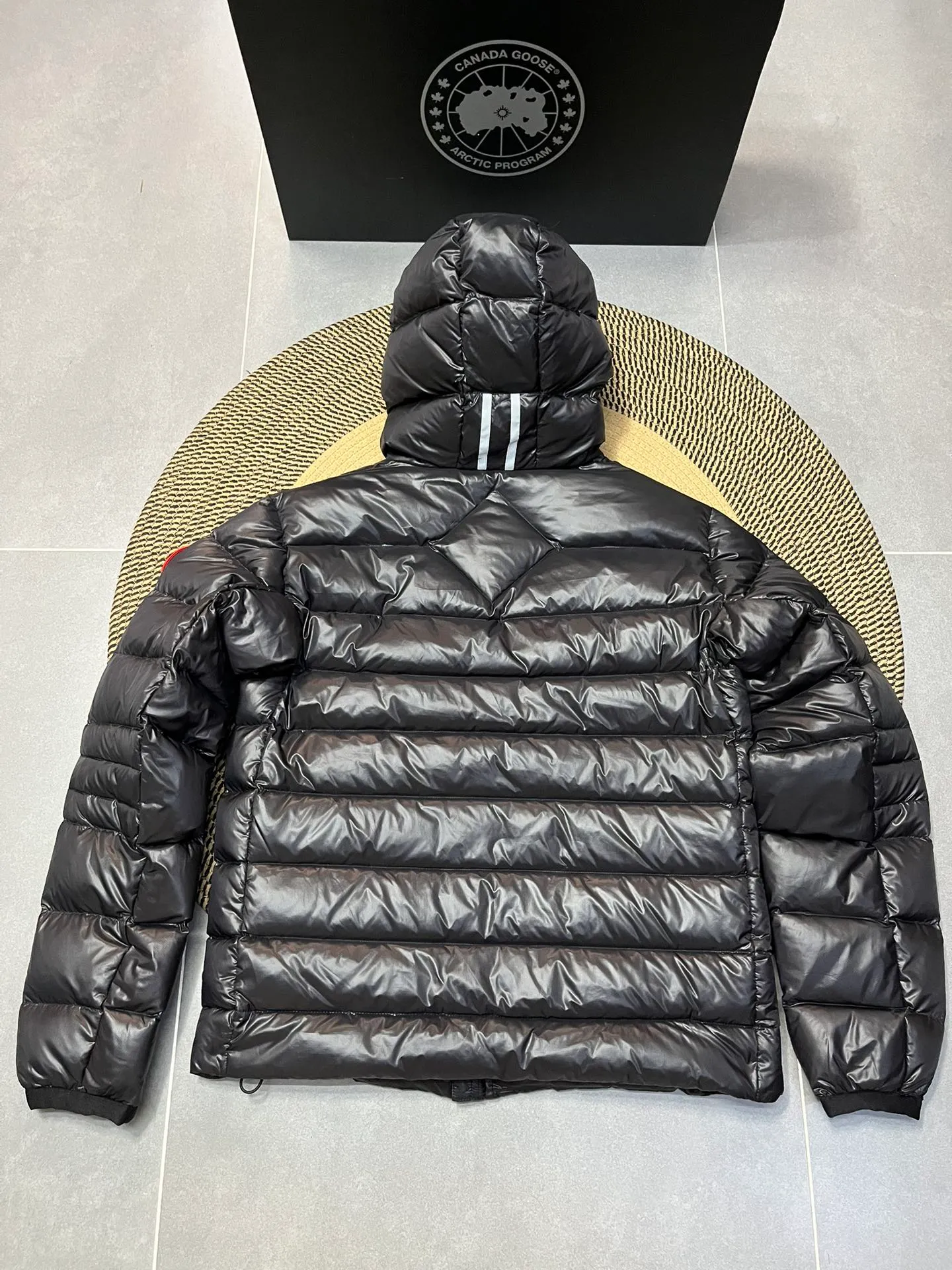 P940 Top 🔥purchase version 𝘾𝘼𝙉𝘼𝘿𝘼 𝙂𝙊𝙊𝙎𝙀/Canada Goose 2227 thin and light style. It’s super lightweight and doesn’t feel any weight on your upper body at all! Show more temperament‼  Canada Goose, a Canadian brand, has always been recognized as the warmest down jacket. Various Instagram celebrities, Internet celebrities, and celebrities often wear it for street photos. I make Canada Goose every year, but I still can’t get rid of my love for the goose. No matter how cold the winter is, there is no need to be afraid. Canada Goose is the legendary warmest down jacket and is known as a must-have for Arctic outdoor sports! The most popular down jacket in the world, celebrities are rushing to buy it, it is a must-have! Size: S-2XL Color: silver gray (red label) silver gray (black label), black (red label), black (black label), dark blue